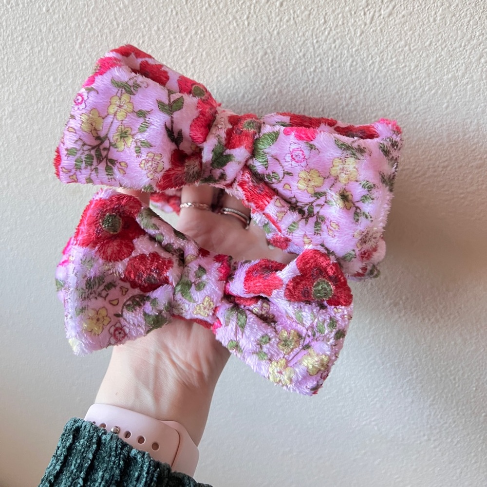 Mommy & Me headbands for getting ready. bow/floral.
